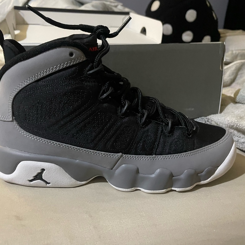 Jordan 9 Retro
Particle Grey